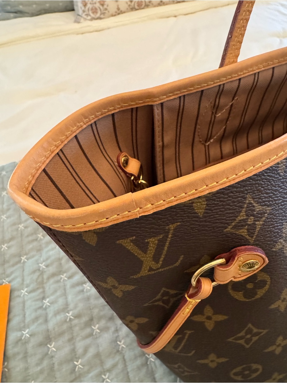 EUC Louis Vuitton Monogram Neverfull Tote MM with beige interior - Picture 4 of 15